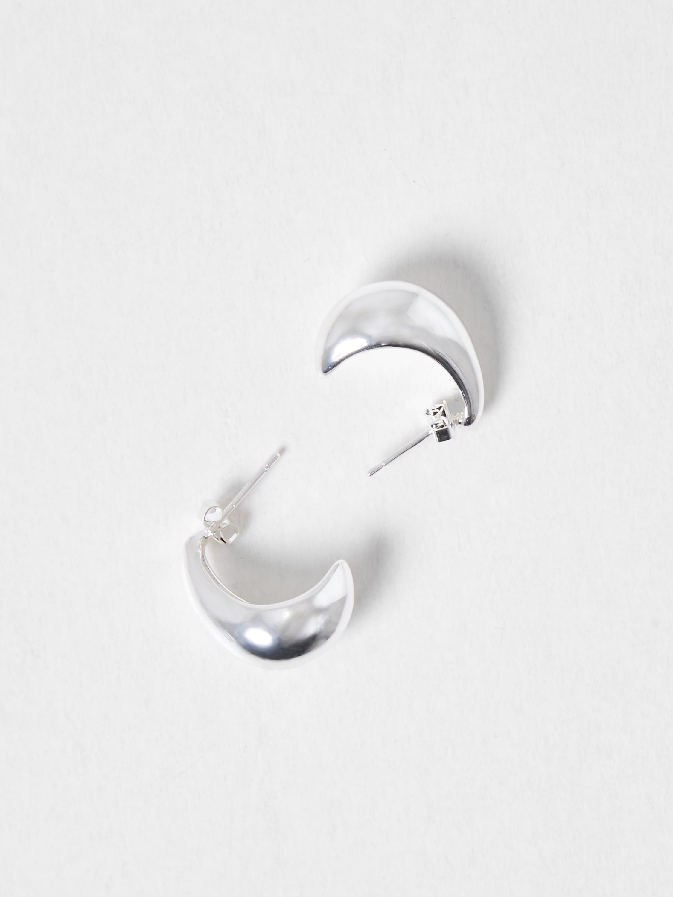 アクセサリーその他 MIDNIGHT MOMENT - half hoop pearl earring - silver 13-15MM Baroque Pearl Hoop Earrings for Women in 14K Gold